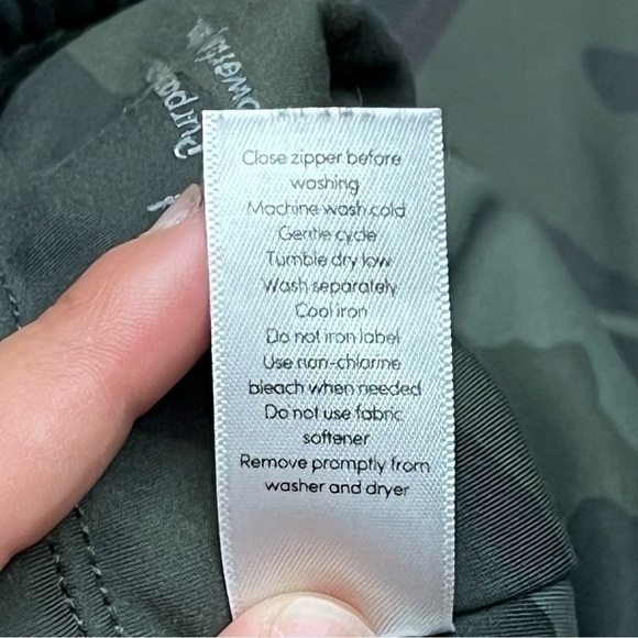 Athleta women’s Camo contender 7/8 tight leggings - Picture 6 of 10